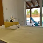 Tarracotta 4 Bedroom, Near