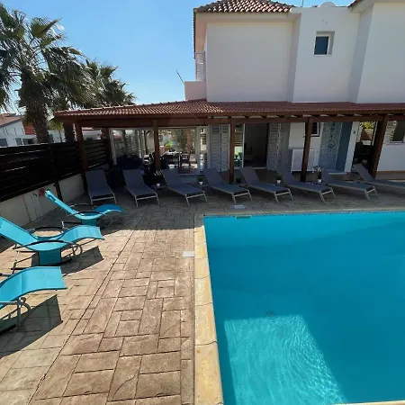 Tarracotta 4 Bedroom, Near