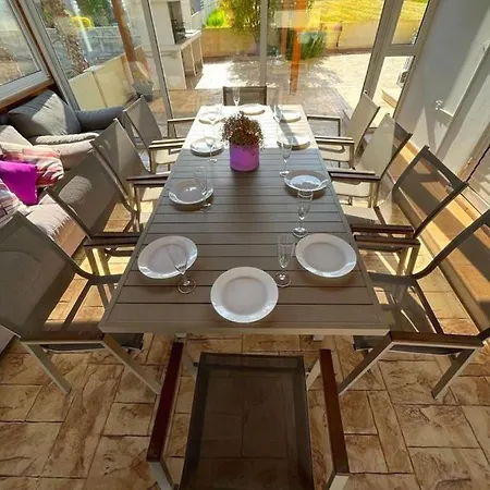 Tarracotta 4 Bedroom, Near