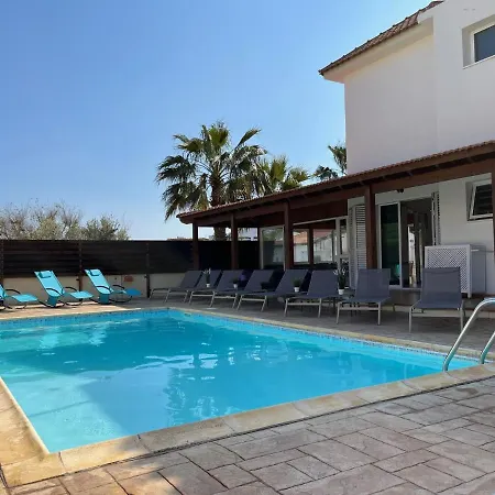 Villa Tarracotta 4 Bedroom, Near