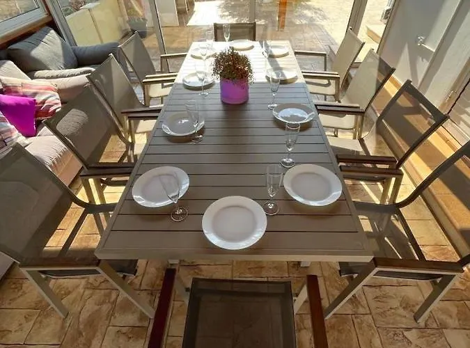 Tarracotta 4 Bedroom, Near