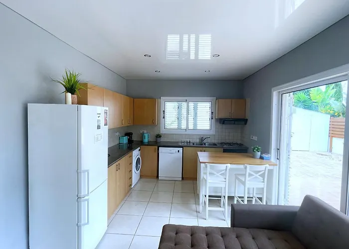 Tarracotta 4 Bedroom, Near