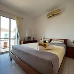 Willa Tarracotta 4 Bedroom, Near *