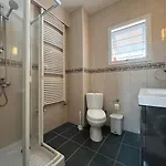 Willa Tarracotta 4 Bedroom, Near *