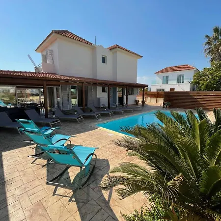 Tarracotta 4 Bedroom, Near Vilă