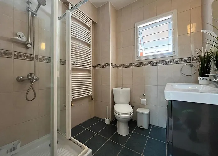 Vilă Tarracotta 4 Bedroom, Near *